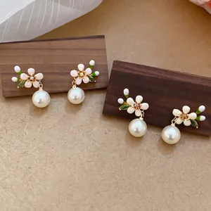 18k vergoldete Blumenohrringe mit weißen Perlenanhängern und Zirkon-Details