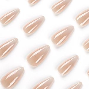 Glänzende lange Stiletto-Nägel zum Aufdrücken in sanftem Nudepink auf weißem Grund