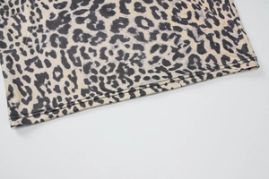 Nahaufnahme des Leopardenmusters am Kleidsaum mit professioneller Doppelnaht und Stofftextur