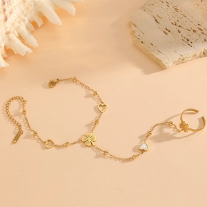 Golden stainless steel hand chain with four-leaf clover and heart-shaped finger ring