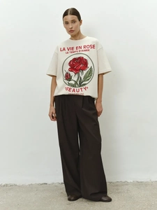 Λεπτομέρεια βαμβακερού T-shirt με εικονογράφηση κόκκινου τριαντάφυλλου και γαλλική γραφή
