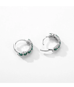 Vue détaillée de boucles d'oreilles couronne en argent S925 avec pierres de zircon vert