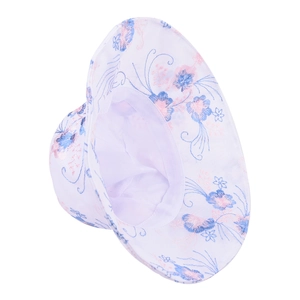 Dettaglio del ricamo floreale rosa e blu su un cappello da sole bianco per donne