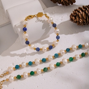 Bracelet en lapis-lazuli et perles d'eau douce avec agate verte et billes dorées