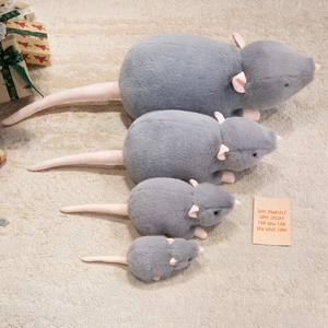 Vierteiliges Plüschmaus-Set in verschiedenen Größen auf weißem Teppich als Geschenkidee