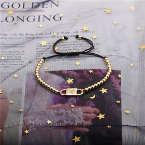 Bracelet cordon noir ajustable avec perles dorées et breloque étoile sur tulle noir