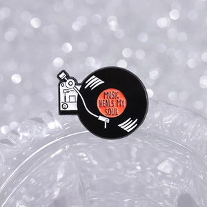 Broche en émail tourne-disque vintage avec texte Music Heals My Soul sur verre