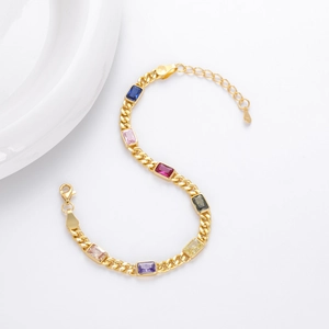 Dettaglio del bracciale in argento s925 dorato con pietre di zircone rettangolari