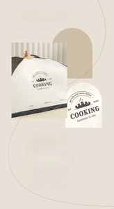 Détail du couvre-plat avec poignée en bois et impression thème cuisine vintage