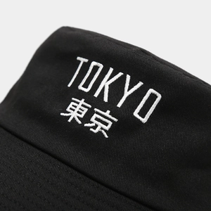 Cappello a secchiello in cotone nero con ricamo bianco TOKYO e caratteri kanji giapponesi