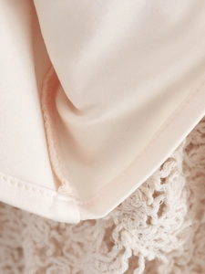 Detalle macro de tejido de ganchillo beige con forro suave y costuras de borde limpias