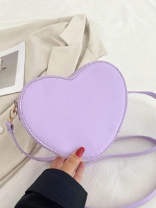 Dettaglio della borsa a cuore in pelle lilla opaca con tracolla e fibbia in metallo oro