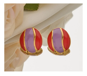 Makroaufnahme ovaler gestreifter Emaille-Ohrringe in Rot und Lila mit Goldfinish