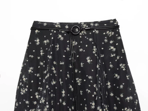 Dettaglio vita gonna in chiffon a fiori con stampa margherite e cintura sottile a cerchio