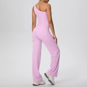 Vue arrière du haut de yoga lilas à une épaule et du pantalon de yoga large à taille haute