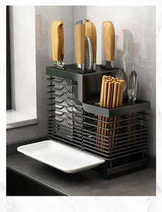 Détail du support de cuisine en acier 304 avec couteaux en bois et un plateau d'égouttage