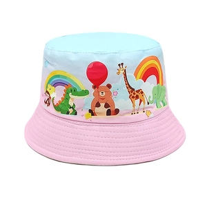 Détail d'un chapeau cloche pour enfant avec imprimés ours et motifs dégradés pastel