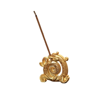 Mini porte-encens dragon doré avec motifs zen rétro pour bâtons sur fond blanc