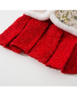 Détail du tissu en tweed rouge avec bordure en fausse fourrure blanche sur robe chien