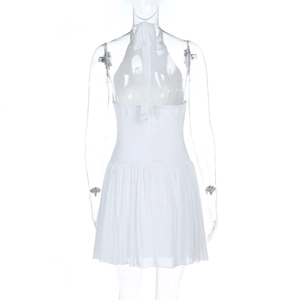 Vue arrière d'une mini robe blanche dos nu avec taille cintrée et dos découvert