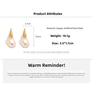 Détails des boucles d'oreilles géométriques dorées avec perles et dimensions précises