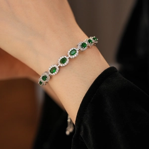 Gros plan du bracelet vintage en argent avec émeraude verte ovale et zircone