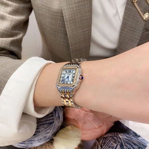 Elegante rechteckige Uhr mit römischen Ziffern am Handgelenk im Vintage-Stil