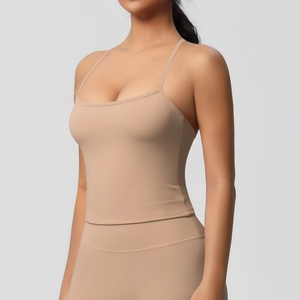 Dettaglio del reggiseno sportivo nude opaco con spalline sottili e leggings coordinati