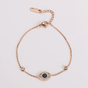 Detailansicht der roségoldenen Edelstahl-Armband mit bösem Blick und Zirkonia