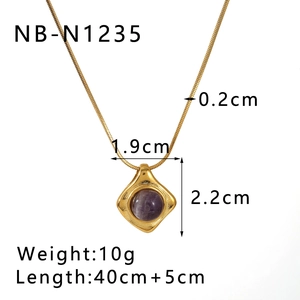 Détail du collier chaîne serpent plaqué or 18k avec pendentif en pierre violette et mesures