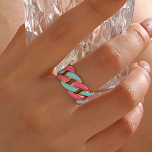 Chic gold-plated chain ring with pink and blue enamel detail worn by a model