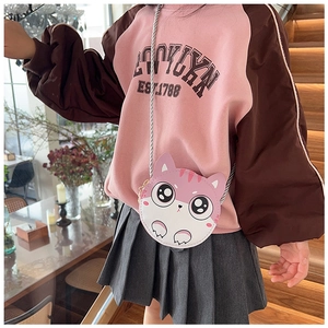 Détail du sac bandoulière chat pour filles avec bandoulière tissée et touches roses