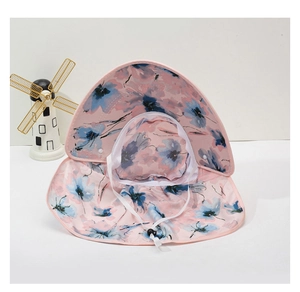 Detail eines rosa Sonnenhuts mit Mesh-Futter und verstellbarem Kordelzug für Damen