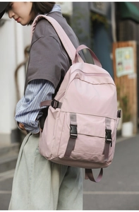 Mochila de negocios rosa impermeable con correas decorativas grises y hebillas