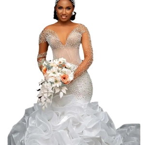 Robe de mariée sirène blanche exquise avec perles, col en V et traîne à volants