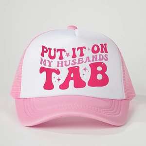 Cappellino trucker rosa e bianco con scritta Put It On My Husbands Tab e rete