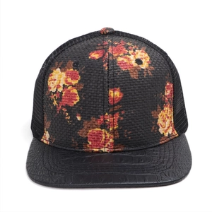 Cappellino trucker con stampa floreale, retro in rete e visiera in finta pelle nera