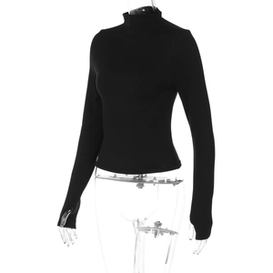 Détail du haut en maille noire moulante avec col roulé et fentes pour les pouces