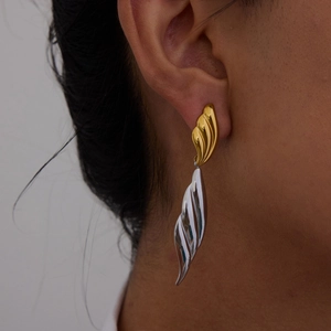 Boucles d'oreilles modernes bicolores en or 18K et acier inoxydable à ailes nervurées