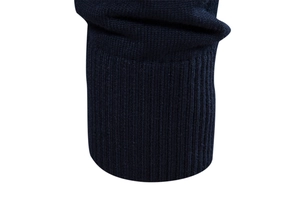 Détail du poignet en maille côtelée d'un pull pour homme bleu foncé en tricot de qualité