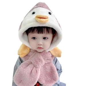 Set sciarpa e cappello invernale in peluche a forma di pinguino per bambini