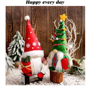Gnomes de Noël festifs dans une scène de neige avec des chapeaux rouges et verts