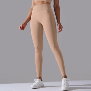 Detail der nahtlosen High-Waist-Leggings in Puderrosa mit Push-up-Effekt am Gesäß