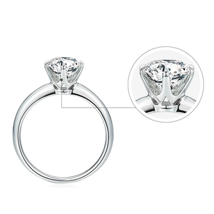 Klassischer 6-Krappen Solitär Moissanit Verlobungsring in Silber, runder Brillantschliff.