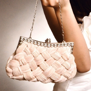 Details der beigen gewebten Abendtasche mit Diamantrahmen und Metallkettenriemen