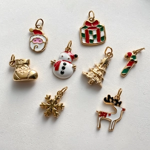 Flachbild von bunten Weihnachtsanhängern für DIY-Schmuck in Gold- und Emaille-Optik