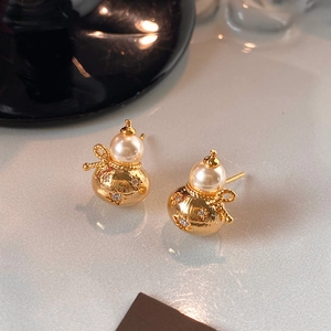 Boucles d'oreilles dorées en forme de sac de fortune avec perles et cristaux