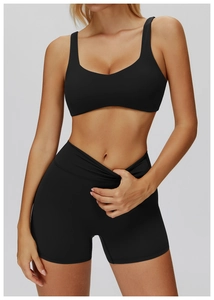 Nahaufnahme der schwarzen High-Waist Yoga-Shorts mit V-förmiger Naht und mattem Funktionsstoff