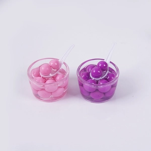 Miniatuur dessertkommen model met roze en paarse parels en kleine witte lepeltjes