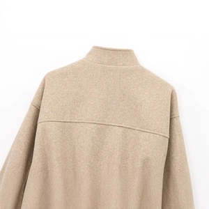 Giacca bomber morbida color cammello con dettagli sartoriali sul colletto alla coreana